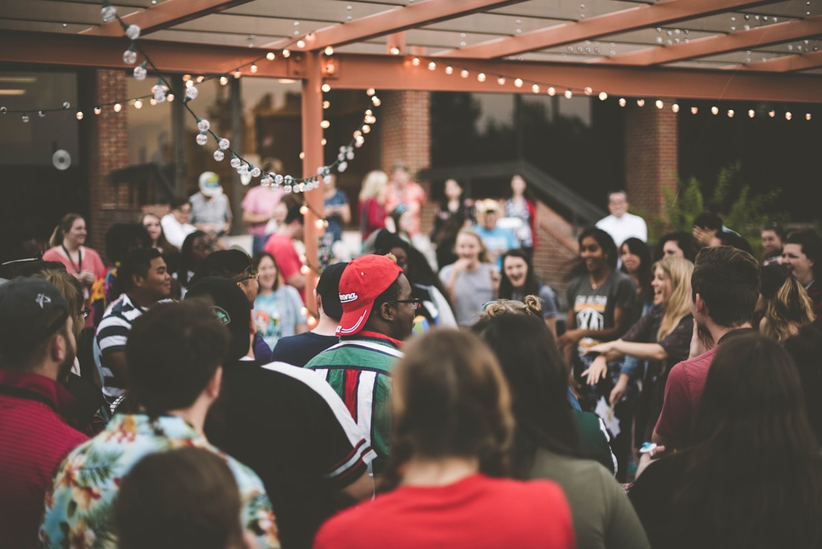 Digital Signage Psychology and Real-Time Queue Information Systems: Analyzing the Impact of Display Content, Placement, and Update Frequency on Perceived Wait Times and Crowd Behavior